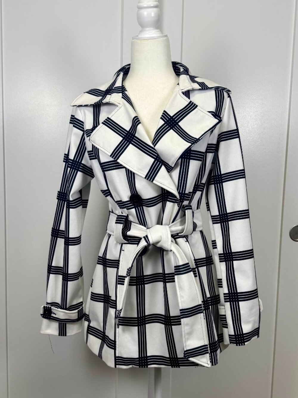 Modmodele! Short Black and White Patterned Lightweight Belted Trench Size Med